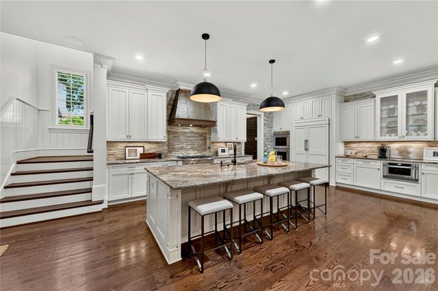 808 Huntington Park Drive, Charlotte, NC 28211
