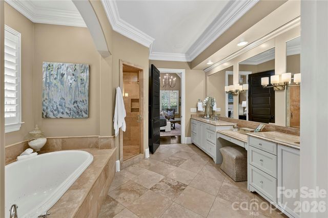 808 Huntington Park Drive, Charlotte, NC 28211