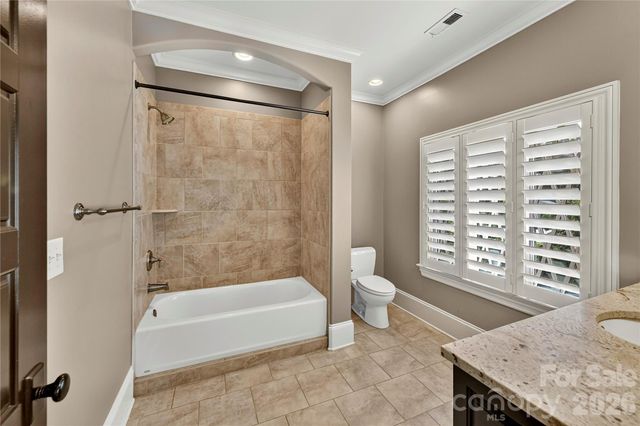 808 Huntington Park Drive, Charlotte, NC 28211