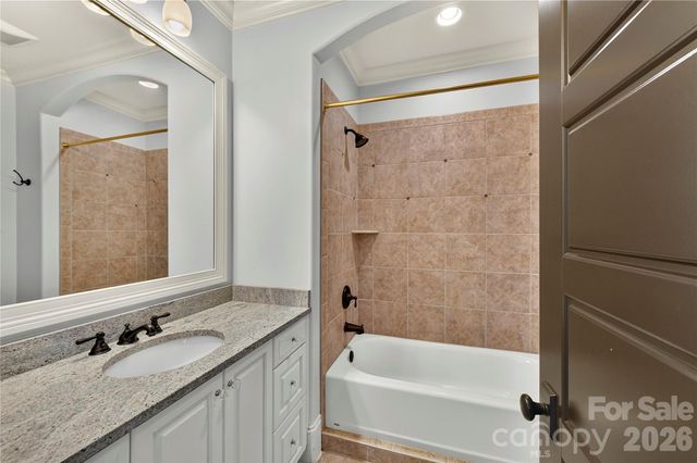 808 Huntington Park Drive, Charlotte, NC 28211