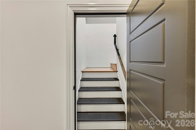 808 Huntington Park Drive, Charlotte, NC 28211