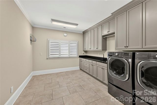 808 Huntington Park Drive, Charlotte, NC 28211