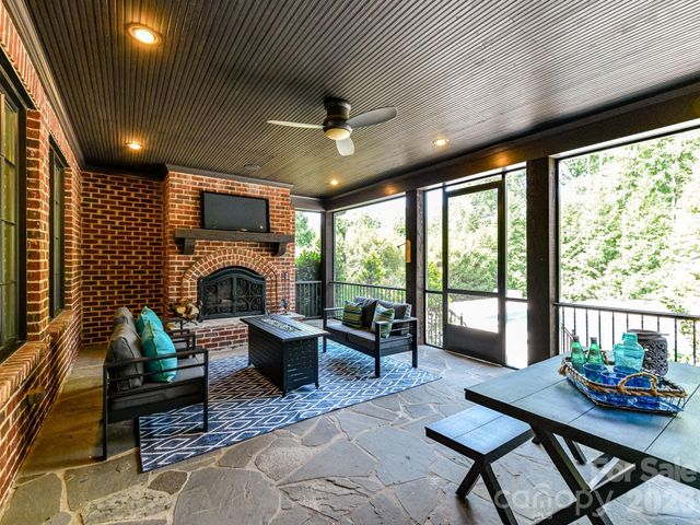 808 Huntington Park Drive, Charlotte, NC 28211