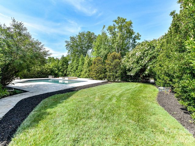 808 Huntington Park Drive, Charlotte, NC 28211