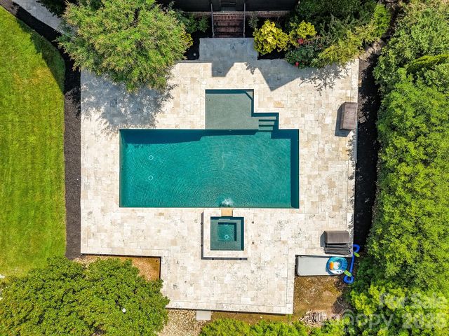 808 Huntington Park Drive, Charlotte, NC 28211