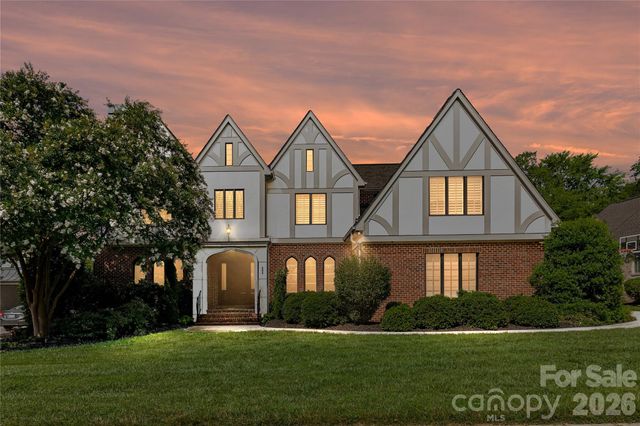 808 Huntington Park Drive, Charlotte, NC 28211