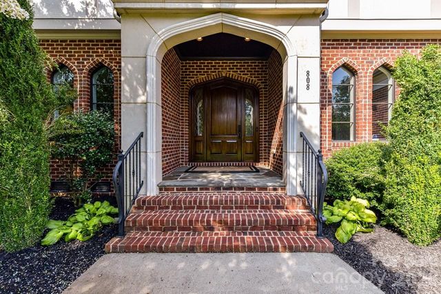 808 Huntington Park Drive, Charlotte, NC 28211