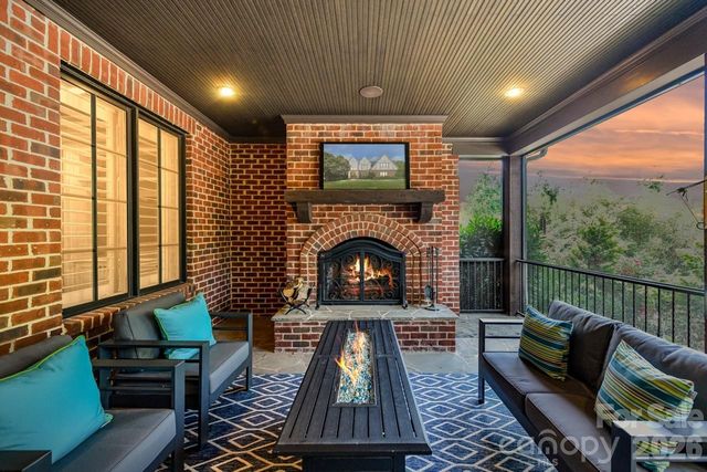 808 Huntington Park Drive, Charlotte, NC 28211