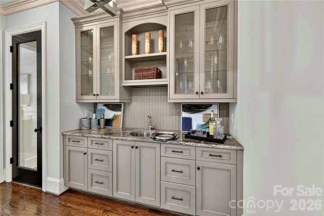 808 Huntington Park Drive, Charlotte, NC 28211