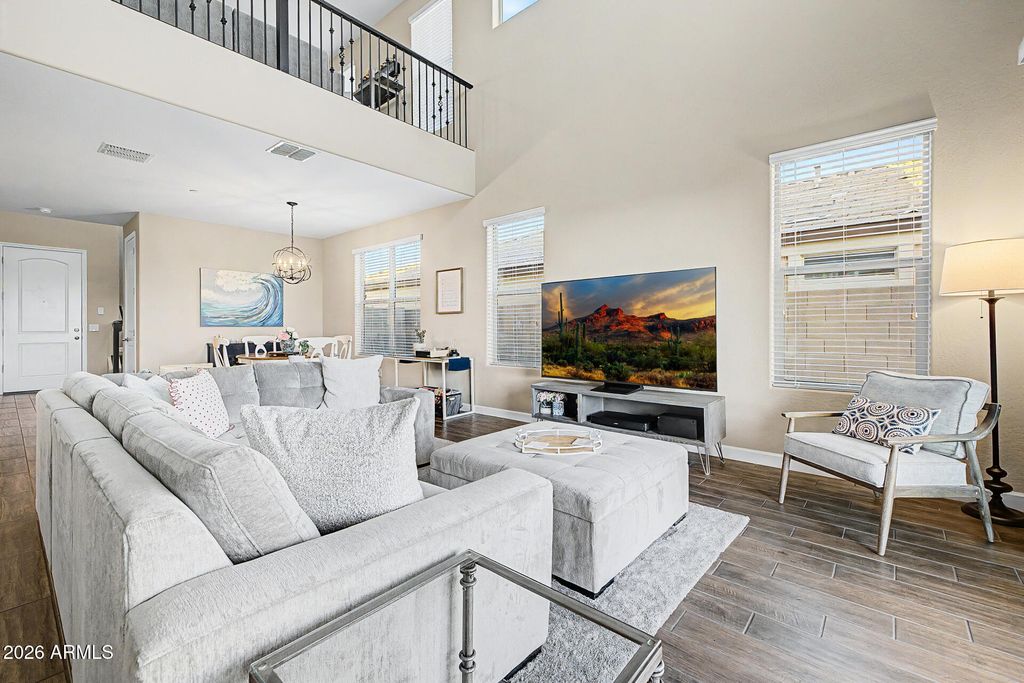 Image 17 of property listing at 12019 W LONE TREE Trail, Peoria, AZ 85383