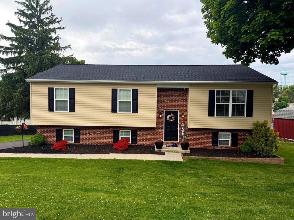 Image 1 of property listing at 18 E HIGH ST, Yoe, PA 17313