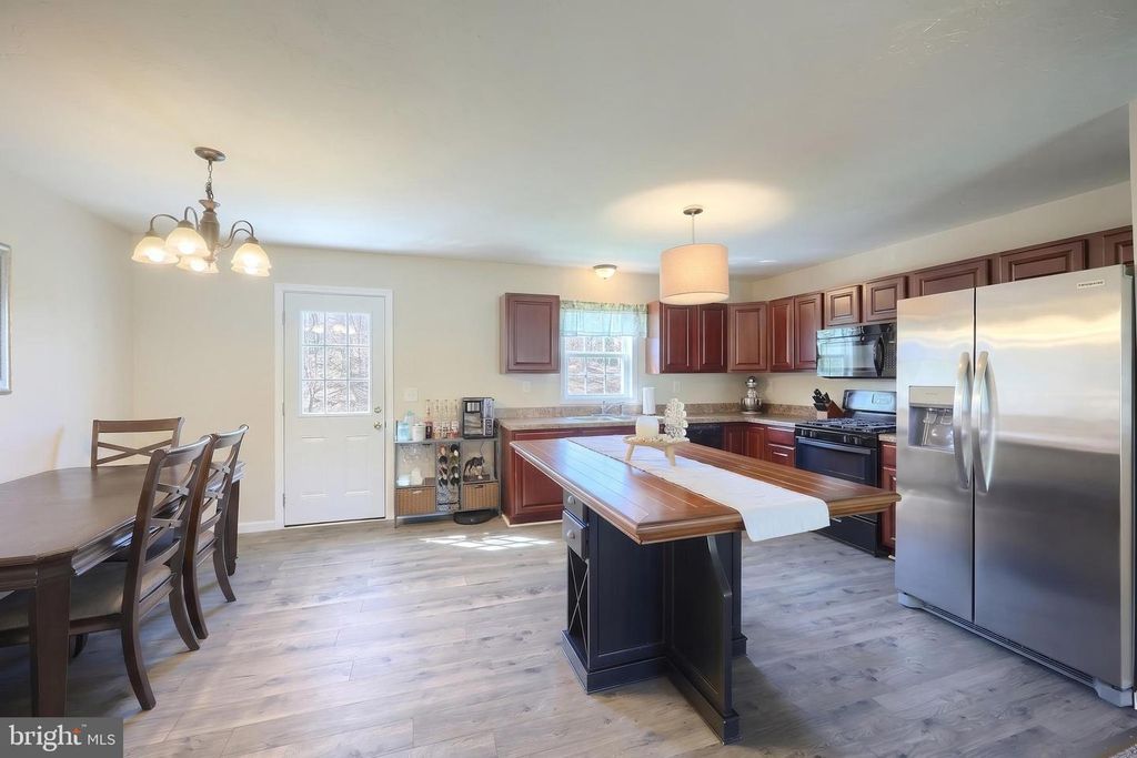 Image 14 of property listing at 18 E HIGH ST, Yoe, PA 17313