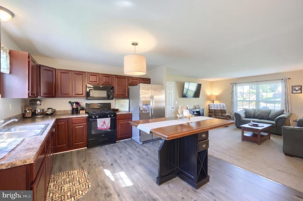 Image 15 of property listing at 18 E HIGH ST, Yoe, PA 17313