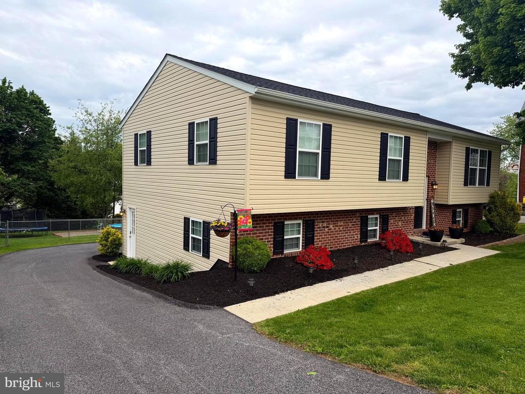 Image 2 of property listing at 18 E HIGH ST, Yoe, PA 17313