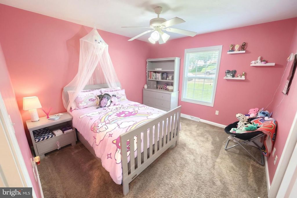 Image 20 of property listing at 18 E HIGH ST, Yoe, PA 17313