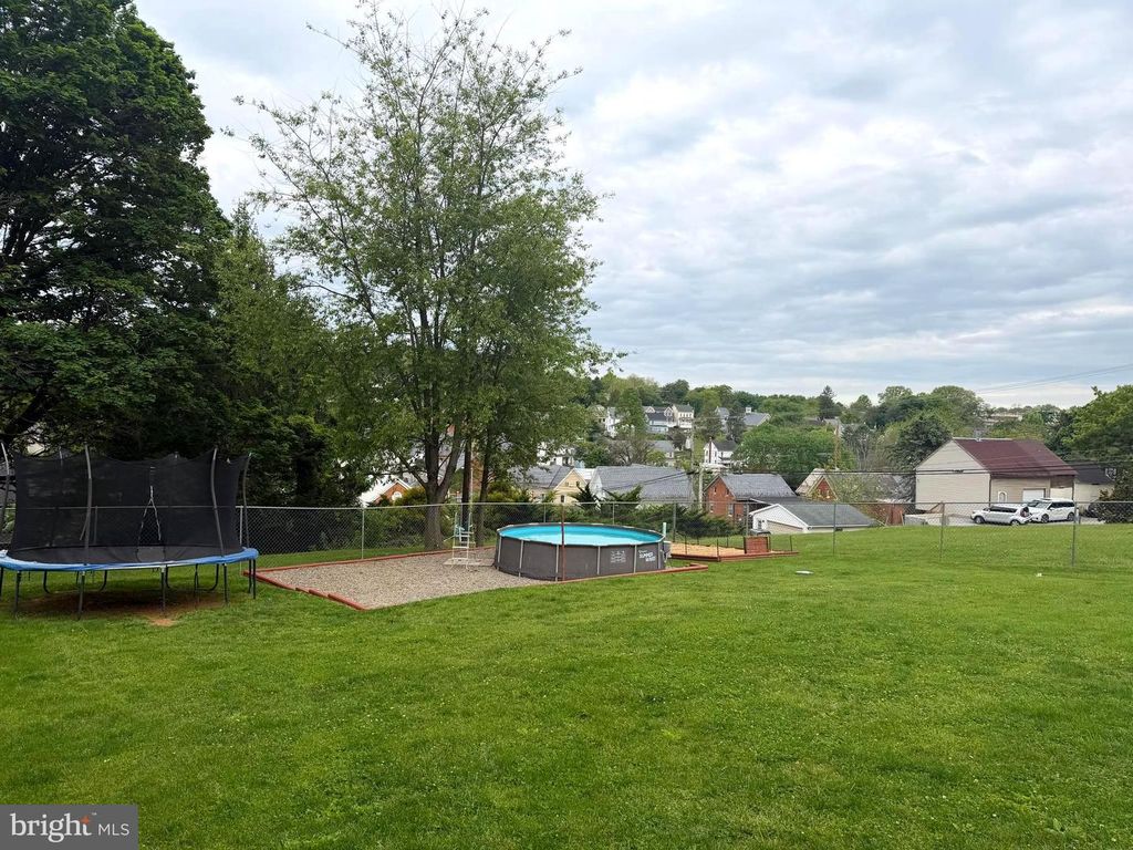 Image 3 of property listing at 18 E HIGH ST, Yoe, PA 17313