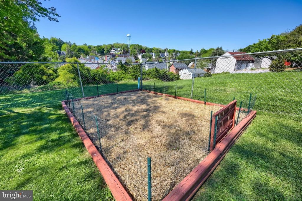 Image 33 of property listing at 18 E HIGH ST, Yoe, PA 17313