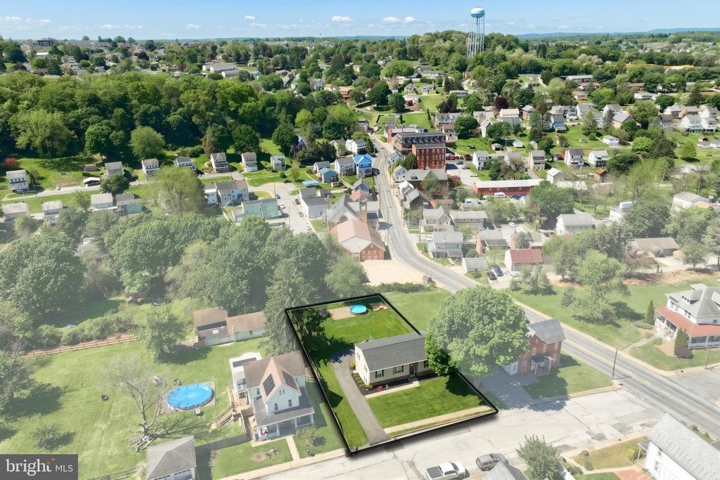 Image 4 of property listing at 18 E HIGH ST, Yoe, PA 17313