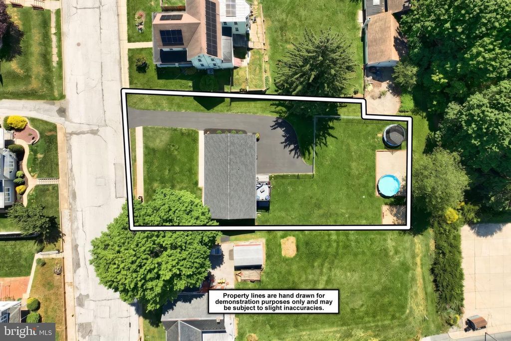 Image 5 of property listing at 18 E HIGH ST, Yoe, PA 17313