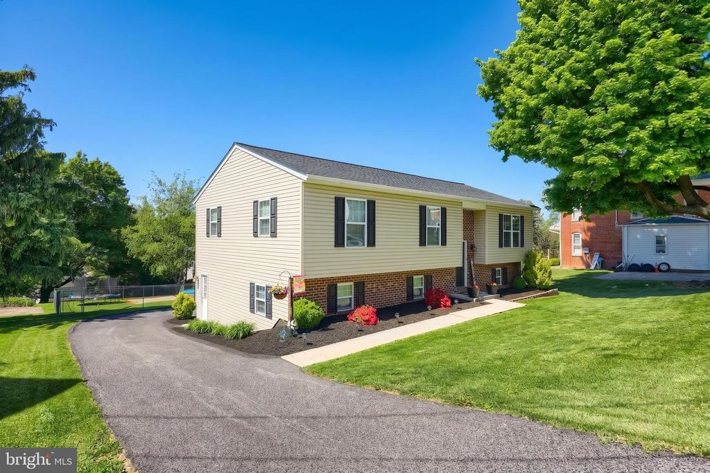 Image 6 of property listing at 18 E HIGH ST, Yoe, PA 17313