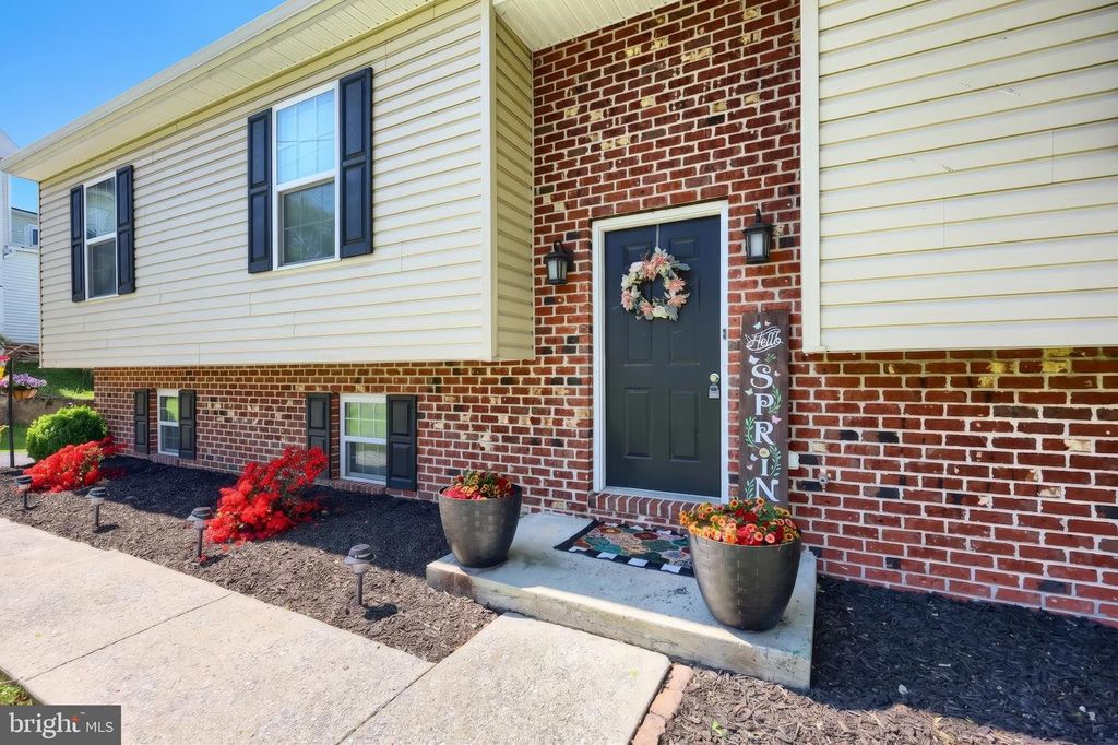 Image 7 of property listing at 18 E HIGH ST, Yoe, PA 17313