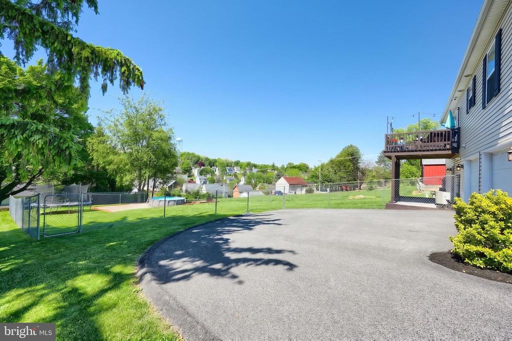 Image 9 of property listing at 18 E HIGH ST, Yoe, PA 17313