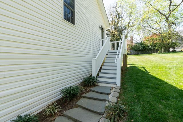 1204 WESTMORELAND DR, Staunton, VA 24401