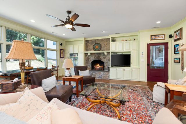 1204 WESTMORELAND DR, Staunton, VA 24401