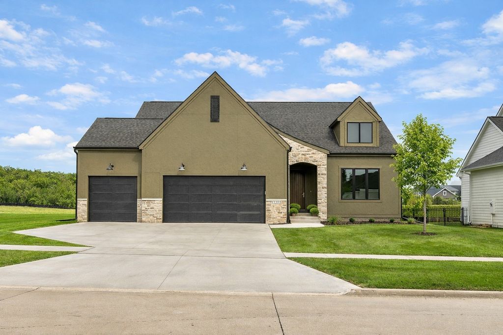 11265 Twilight Drive, West Des Moines, IA 50266