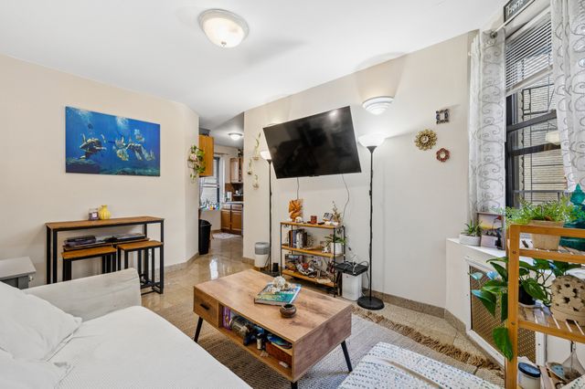 2106 35th St Apt 2C, New York City, NY 11105