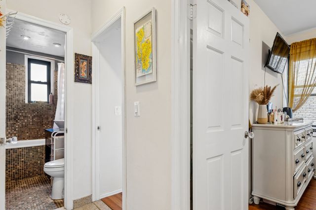 2106 35th St Apt 2C, New York City, NY 11105