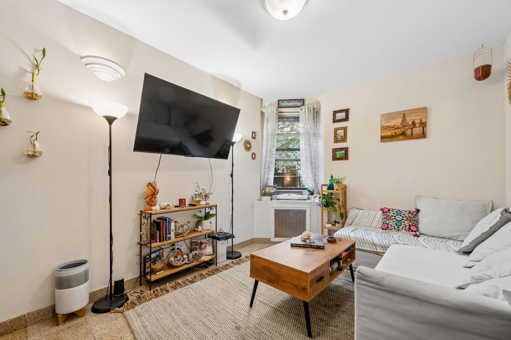 2106 35th St Apt 2C, New York City, NY 11105
