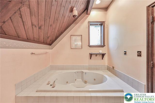 152 Inverhouse Road, Price Twp, PA 18332