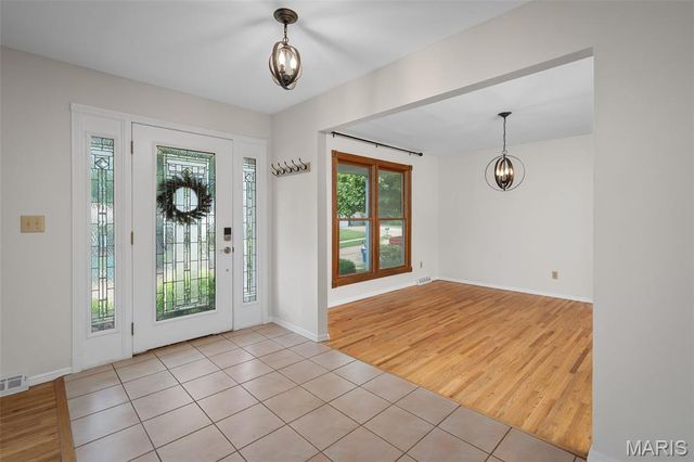 4765 Stanhope Drive, St Louis, MO 63128
