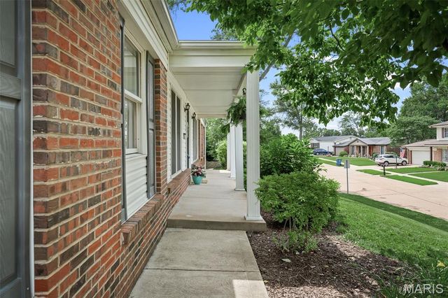 4765 Stanhope Drive, St Louis, MO 63128