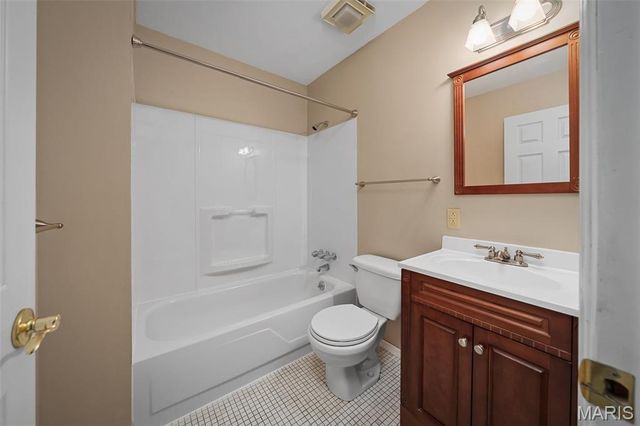 4765 Stanhope Drive, St Louis, MO 63128