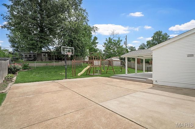 4765 Stanhope Drive, St Louis, MO 63128