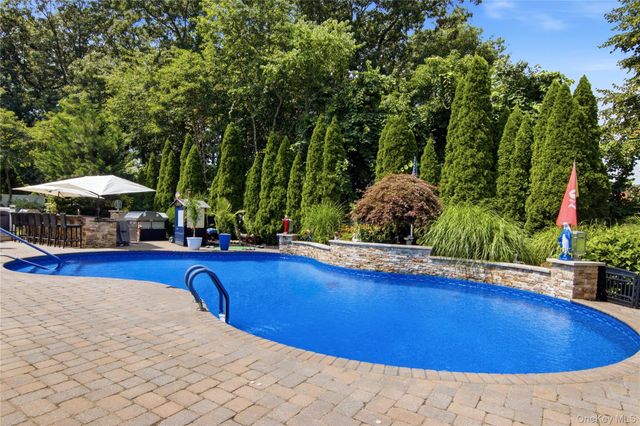 6 Hayloft Court, Smithtown, NY 11787