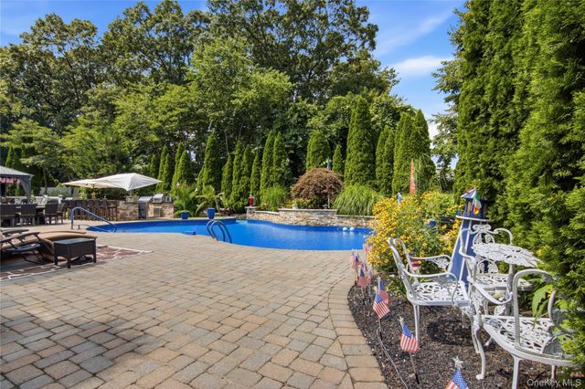6 Hayloft Court, Smithtown, NY 11787