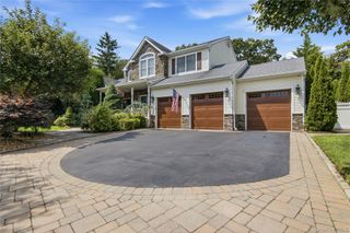 6 Hayloft Court, Smithtown, NY 11787