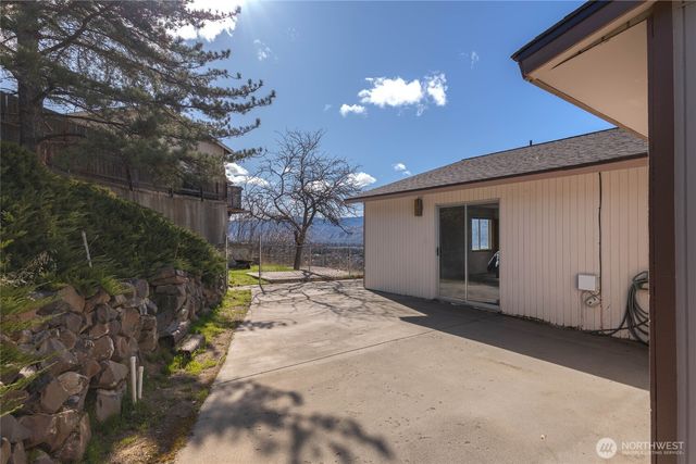 624 Daniels Drive NE, East Wenatchee, WA 98802