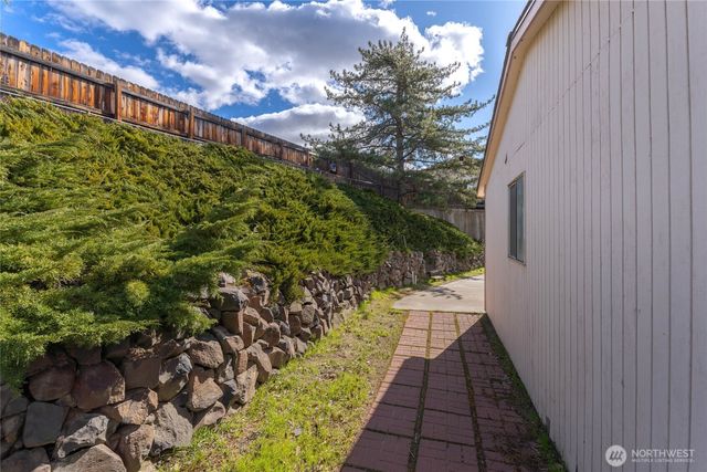 624 Daniels Drive NE, East Wenatchee, WA 98802