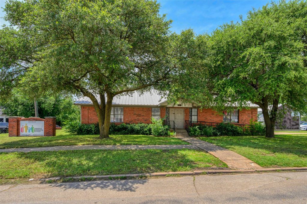 220 S Elm Street, Sherman, TX 75090