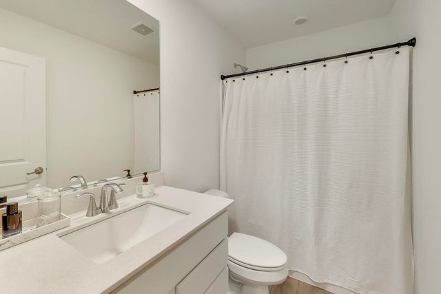 1406 Neubauer Circle 1904, Lindenhurst, IL 60046