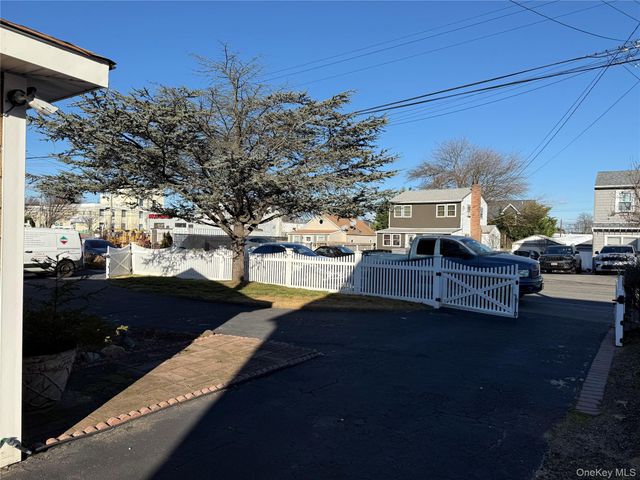 613 Madison Avenue, Lindenhurst, NY 11757