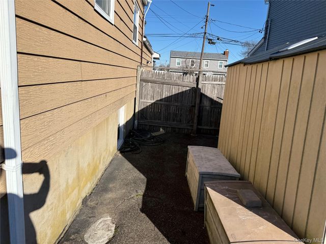 613 Madison Avenue, Lindenhurst, NY 11757