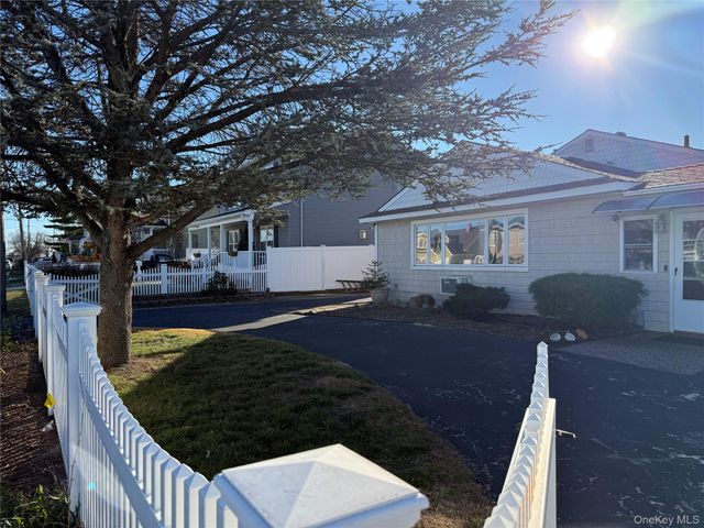 613 Madison Avenue, Lindenhurst, NY 11757