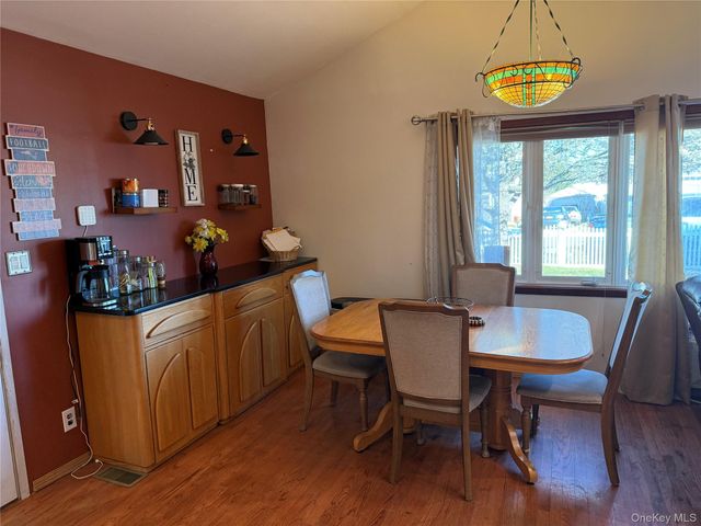 613 Madison Avenue, Lindenhurst, NY 11757