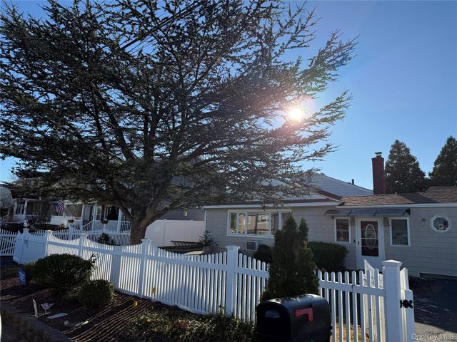613 Madison Avenue, Lindenhurst, NY 11757