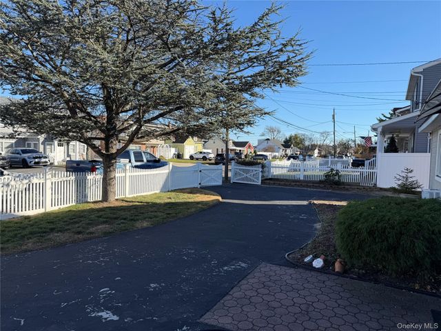 613 Madison Avenue, Lindenhurst, NY 11757